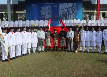 Kapolda Jambi Irjen Pol Rusdi Hartono menghadiri Undangan Upacara Peringatan Hari Jadi Provinsi Jambi yang dilaksanakan di lapangan Kantor Gubernur Jambi, Jum'at, (6/1/2023)/ ( Foto: Humas Polda Jambi)