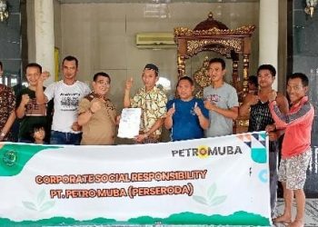 PT Petro Muba memberikan bantuan sosial berupa satu unit Mimbar Khotbah kepada Masjid Baiturrahman di Komplek Griya Bumi Lestari, Jum'at (6/01/2023). Foto: Nuria/Ampar