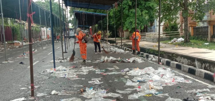 Tampak Masih Banyak Sampah di Sekitaran Kantor Gubernur Jambi, Senin (9/1/2023). Foto: Meli/ Ampar