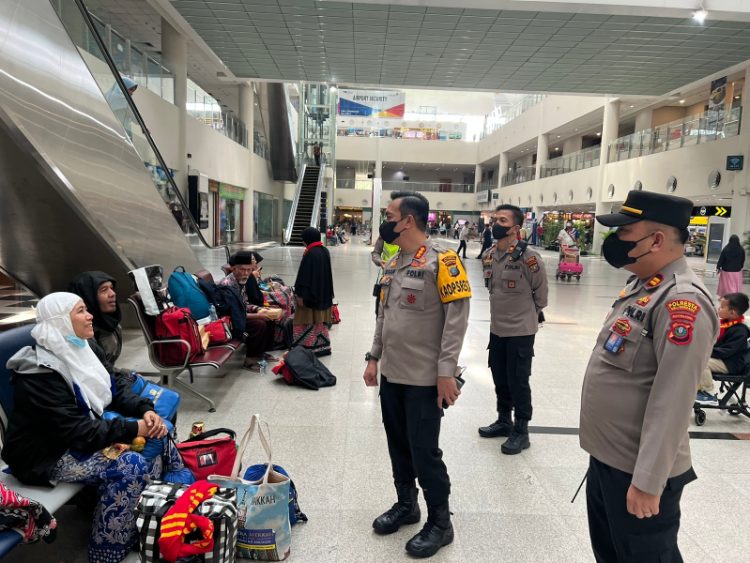 Kapolresta Deli Serdang Kombes Pol Irsan Sinuhaji, beserta PJU Polda Sumut Sambut Kedatangan Wakapolda Sumut yang baru Brigjen Pol. Drs. Jawari, di Bandara Internasional Kualanamu. (Foto: Rapiun/ Ampar)