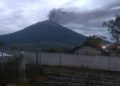 Gunung kerinci mengeluarkan abu vulkanik, Rabu pagi (11/1/) / (Foto: SN/Ampar)