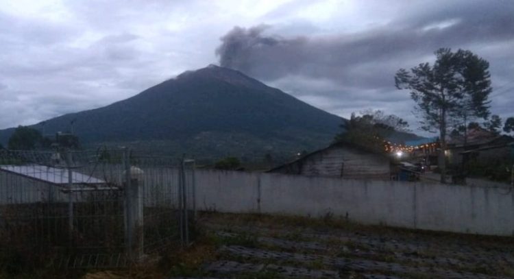 Gunung kerinci mengeluarkan abu vulkanik, Rabu pagi (11/1/) / (Foto: SN/Ampar)