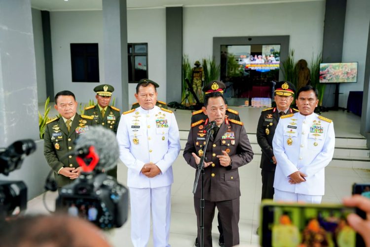 Kapolri usai kegiatan pengarahan kepada prajurit TNI-Polri Satgas Ops wilayah Sorong/ (foto: Humas Polri)