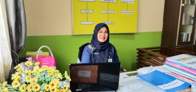 Kepala Bidang (Kabid) Hubungan Industrial, dan Jaminan Sosial Tenaga Kerja, di ruang kerja kantor Dinas Tenaga Kerja, Koperasi dan UKM Kota Jambi. Kamis (12/1/2023). Foto: Meli/ Ampar