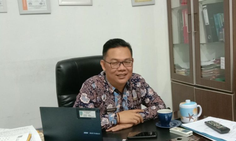 Kepala Bidang (Kabid) Penempatan, Pelatihan dan Produktivitas, Ardiansyah saat dijumpai Ampar.id di ruang kerjanya, Kamis (12/1/2023). Foto: Meli/ Ampar