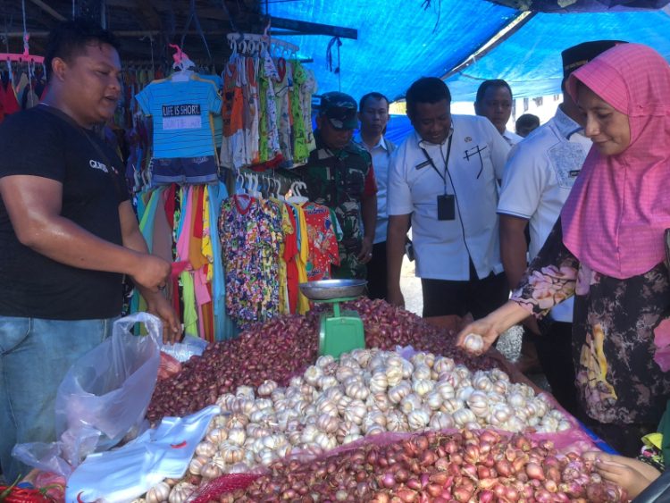 Bupati Romi Kerahkan Tim TPID Pantau Harga. Foto: Jp/ Ampar