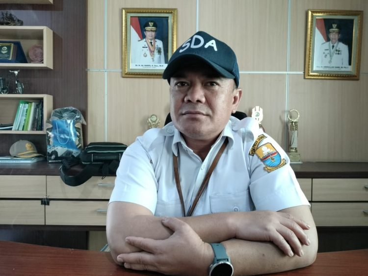 Yaser Arafat, Kabid SDA PUPR Provinsi Jambi saat diwawancaria di ruang kerjanya, Rabu (18/1/2023) / (Foto: Juanda/Ampar)