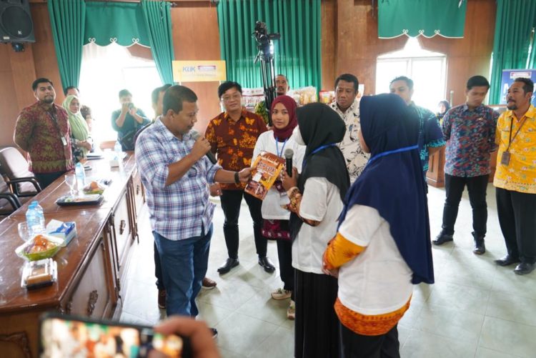 romi hariyanto di hadapan 75 UMKM yang ikut pelatihan Indomaret, di ruang pola kantor bupati, Kamis (19/1)/ (foto: Willy)