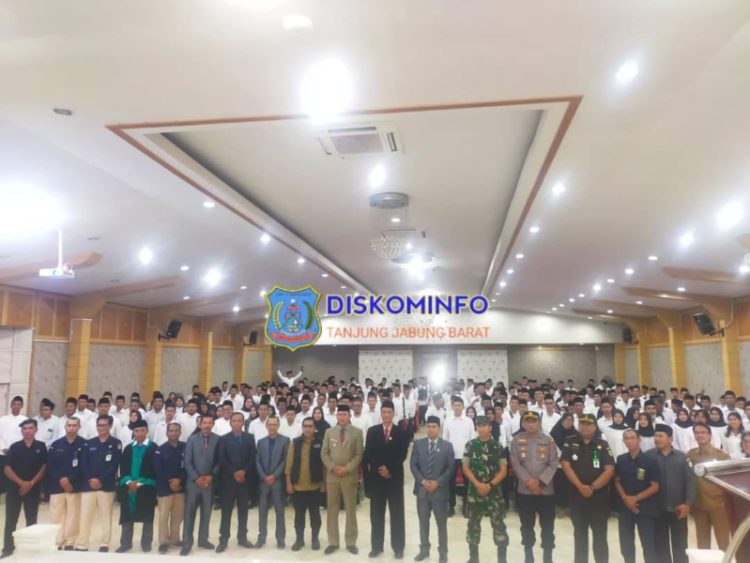 Pelantikan Anggota Penitia  pemungutan suara (PPS) se-kabupaten Tanjung Jabung Barat, di Balai Pertemuan Kantor Bupati, Selasa (24/1). Foto: Surya/ Ampar