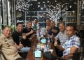 Pj Bupati Musi Banyuasin Apriyadi Mahmud bersama Forkopimda dan Pj Sekda Musni Wijaya menyempatkan nyantai dan diskusi bersama di Paraduta Cafe Sekayu/ (Foto: Nuaria/ Ampar)