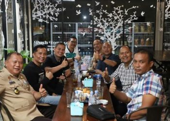 Pj Bupati Musi Banyuasin Apriyadi Mahmud bersama Forkopimda dan Pj Sekda Musni Wijaya menyempatkan nyantai dan diskusi bersama di Paraduta Cafe Sekayu/ (Foto: Nuaria/ Ampar)