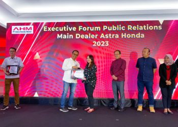 Penghargaan langsung diberikan oleh General Manager Corporate Communication AHM Ahmad Muhibbudin dan diterima oleh Ajeng Tria selaku Public Relation Supervisor Sinsen/ (Foto: Ajeng)