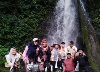 Mahasiswa KKN PPM STIE Berfoto di Air Terjun Desa Pungut Mudik. Foto: Meli/ Ampar