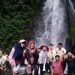 Mahasiswa KKN PPM STIE Berfoto di Air Terjun Desa Pungut Mudik. Foto: Meli/ Ampar