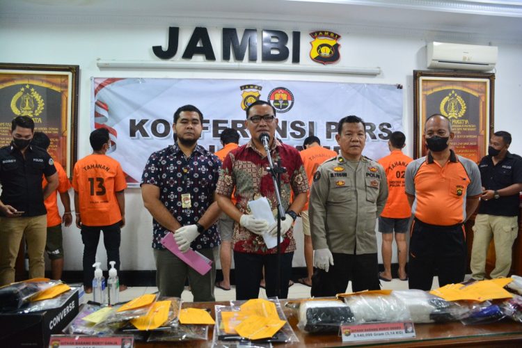 Barang bukti Sabu dan Ganja hasil tangkapan Polda Jambi diperlihatakan saat Konferensi Pers/ (Foto: Lilik )