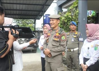 Kabid Penegakan Perda Indita Purnama saat diwawancarai di Kantor Dinkominfo, Rabu (18/1). Foto: Nuria/ Ampar