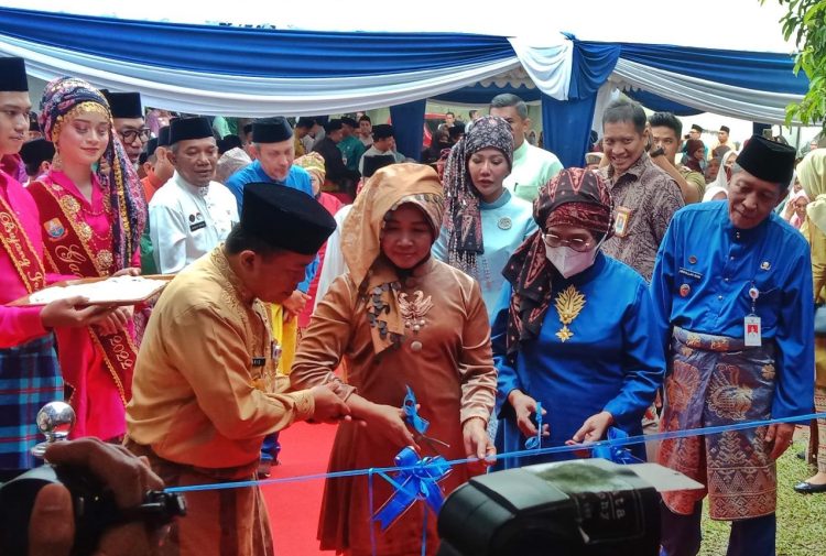 Gubernur Jambi, Al Haris, Membuka Jambi Mantap Expo 2023, Selasa (3/1). Foto: Meli/Ampar