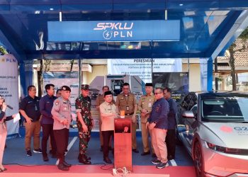 Al Haris Resmikan Stasiun Pengisian Kendaraan Listrik Umum (SPKLU) pertama di Provinsi Jambi, Selasa (10/1/2023). Foto: Riky Serampas