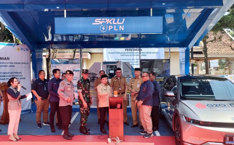 Al Haris Resmikan Stasiun Pengisian Kendaraan Listrik Umum (SPKLU) pertama di Provinsi Jambi, Selasa (10/1/2023). Foto: Riky Serampas