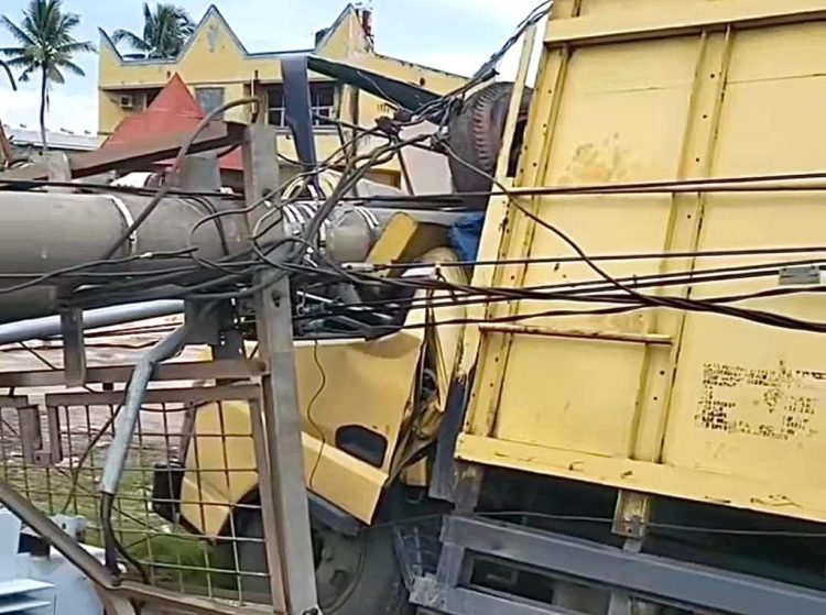 Kondisi Tiang PLN yang Ditabrak Truk Batubara. Foto: Jp/ Ampar