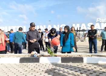 Al Haris tanam ratusan pinang dan senam bersama ratusan pegawai lingkungan Pemerintah Provinsi (Pemprov) Jambi, Jumat (10/02/2023)/ (Foto: Melli)