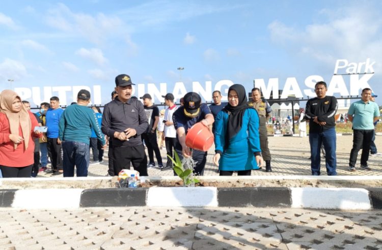 Al Haris tanam ratusan pinang dan senam bersama ratusan pegawai lingkungan Pemerintah Provinsi (Pemprov) Jambi, Jumat (10/02/2023)/ (Foto: Melli)