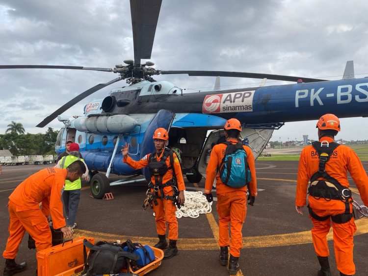 11 Personil Basarnas Jambi Diterjunkan Evakuasi di Lokasi Jatuhnya Helikopter yang di Tumpangi Kapolda Jambi/ ( Foto: Humas Basarnas Jambi)