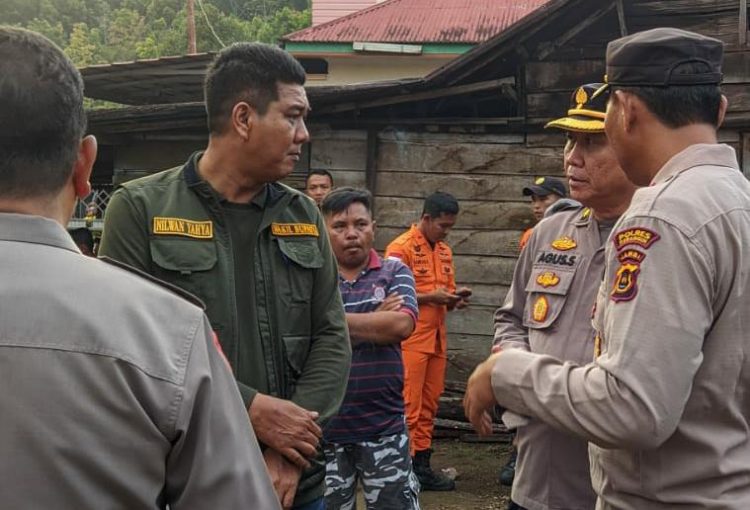 Wabup Merangin Nilwan Yahya saat mengunjungi Posko Penyelamatan di Kerinci/ ( Foto: Teguh/Kominfo)