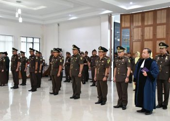 8 pejabat baru wilayah hukum Kejati Jambi, Kamis (23/2)/ (Foto: Dok. Kejati Jambi)