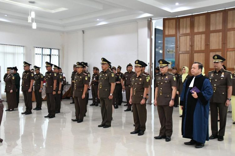 8 pejabat baru wilayah hukum Kejati Jambi, Kamis (23/2)/ (Foto: Dok. Kejati Jambi)