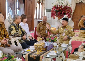 Al Haris menerima kunjungan dari manajemen Petrochina Internasional Jabung di Pendopo Rumah Dinas Gubernur Jambi, Kota Jambi, Senin (27/02/2023)/ Foto: Riky
