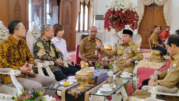 Al Haris menerima kunjungan dari manajemen Petrochina Internasional Jabung di Pendopo Rumah Dinas Gubernur Jambi, Kota Jambi, Senin (27/02/2023)/ Foto: Riky