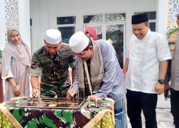 Anwar Sadat menandatangani prasasti peresmian Masjid As-Syarif Kodim 0419/Tanjab, Jumat (27/1). Foto: Wahyu