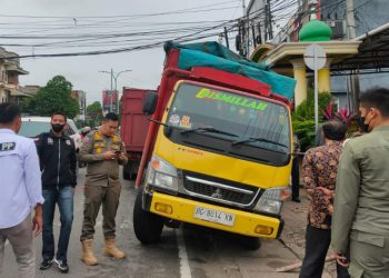 Angkutan Batubara di Provinsi Jambi saat terjaring melintasi jalan dalam kota jambi/ (Foto: Meli/ Ampar)