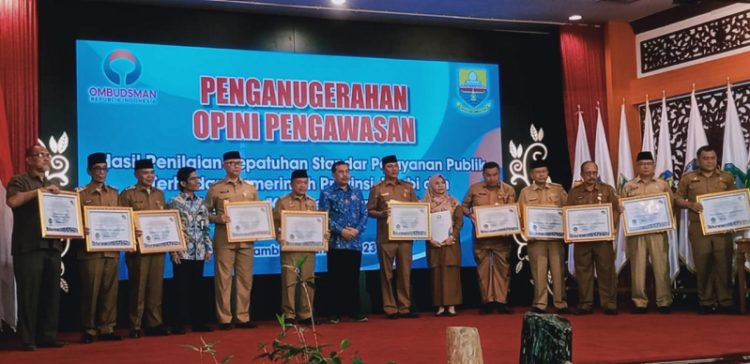 Gubernur Jambi, Al Haris serahkan hasil penilaian pelayanan publik dari Ombudsman. Foto: Meli/ Ampar