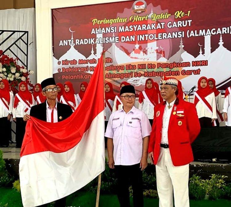 Pembaiatan yang dilaksanakan Aliansi Masyarakat Garut Anti Radikalisme dan Intoleransi (ALMAGARI). Foto: Mahmud