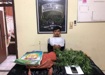Ganda (26) warga Dusun Tuo Desa Sungai Tebal bersama barang bukti (BB). Foto: Ade/ Ampar