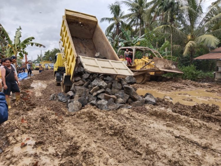 Keadaan jalan rusak di ruas jalan Muarasabak - Rantaurasau Tanjung Jabung Timur. Foto: Jp/ Ampar