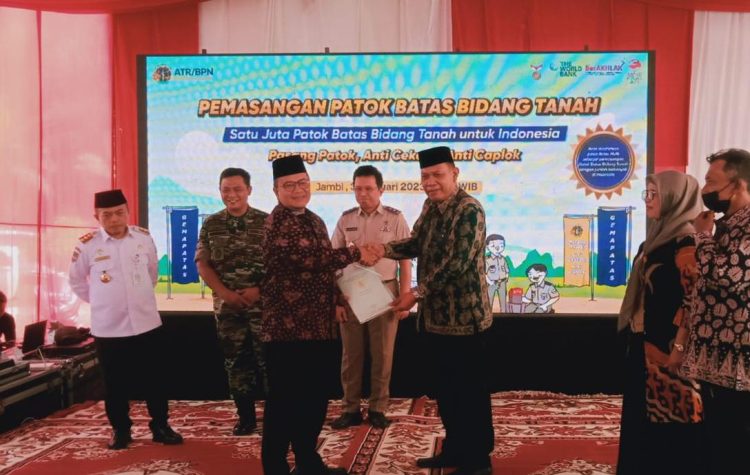 Wakil Wali Kota Jambi Maulana saat kegiatan Gerakan Masyarakat Pemasangan Tenda Batas (GEMAPATAS) di Langgar Syuhada, Kelurahan Ekajaya/ (Foto: Meli)