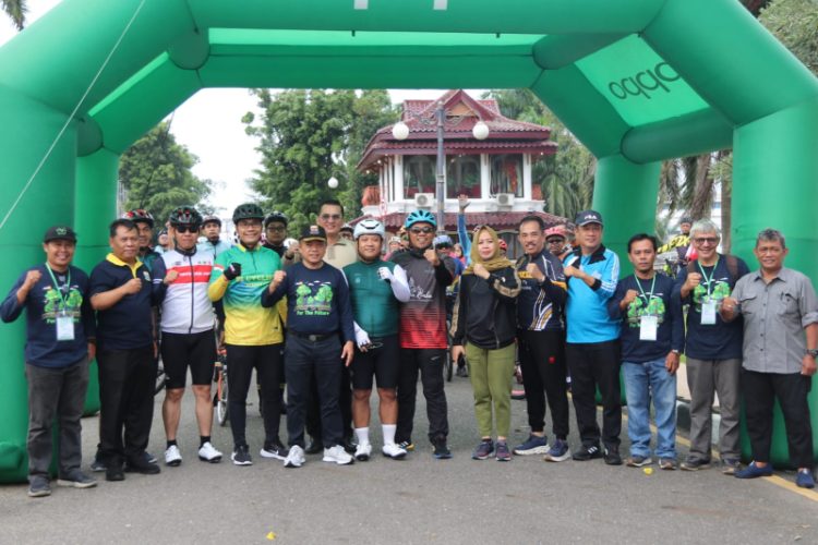 Gubernur Jambi, Al Haris lepas peserta Fun Bike Gowes to Gambut. Foto: Humas Kominfo