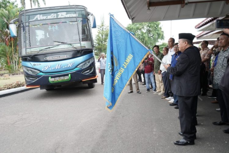Gubernur Jambi, Al Haris lepas lansung kontingen PWI Jambi ikuti HPN di Medan. Foto: Humas Kominfo