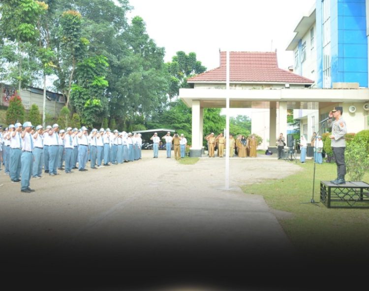 Kapolda Jambi,  Irjen Pol Rusdi Hartono jadi pembina upacara di SMKN 3 Kota Jambi, Senin (6/2). Foto: Humas Polda Jambi