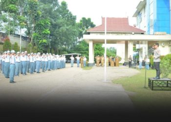 Kapolda Jambi,  Irjen Pol Rusdi Hartono jadi pembina upacara di SMKN 3 Kota Jambi, Senin (6/2). Foto: Humas Polda Jambi