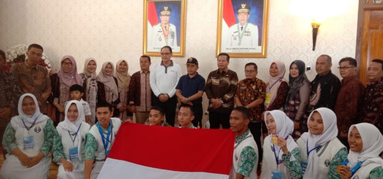 Gubernur Jambi, Al Haris menyambut tim SMA 7 Sarolangun yang telah mengharumkan nama Provinsi Jambi, bahkan Indonesia itu di Rumah Dinas Gubernur Jambi, Jumat (10/02/2023)/ (Foto: Melli/ Ampar)