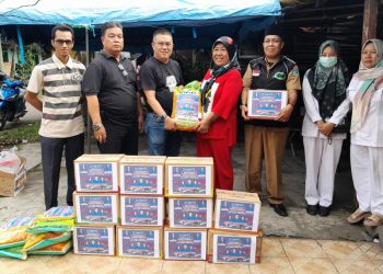DPC Partai Demokrat Tanjab Barat serahkan bantuan untuk korban kebakaran. Foto: Jp