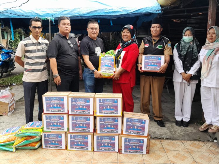 DPC Partai Demokrat Tanjab Barat serahkan bantuan untuk korban kebakaran. Foto: Jp