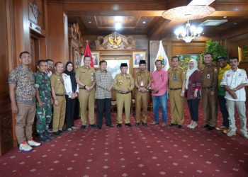 Gubernur Jambi, Al Haris audiensi bersama PASI Provinsi Jambi, di Ruang Kerja Gubernur, Senin (13/2). Foto: Dok Kominfo