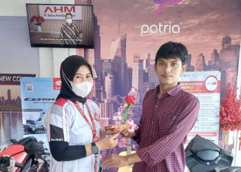 Spesial Valentine Day, Honda Jambi bagi-bagi coklat ke konsumen. Foto: Ajeng