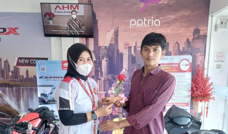 Spesial Valentine Day, Honda Jambi bagi-bagi coklat ke konsumen. Foto: Ajeng