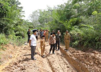 Ketua DPRD Provinsi Jambi, Edi Purwanto pantau lansung pembangunan jalan Provinsi di Sarolangun, Senin (13/2). Foto: Humas DPRD